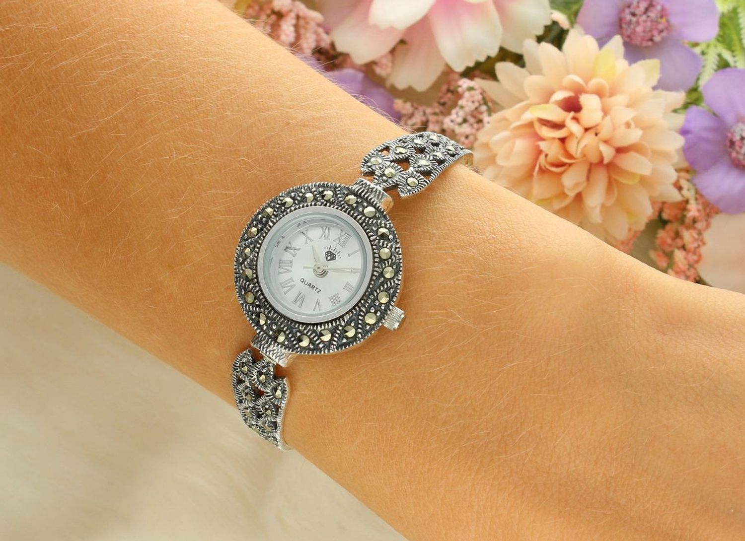 Elegancki zegarek damski ze srebra 925, waga 19 g. Koperta 2,4 cm, regulowana bransoletka 16+2 cm, zdobiony markazytami. Grawer gratis – idealny na prezent.11.jpg