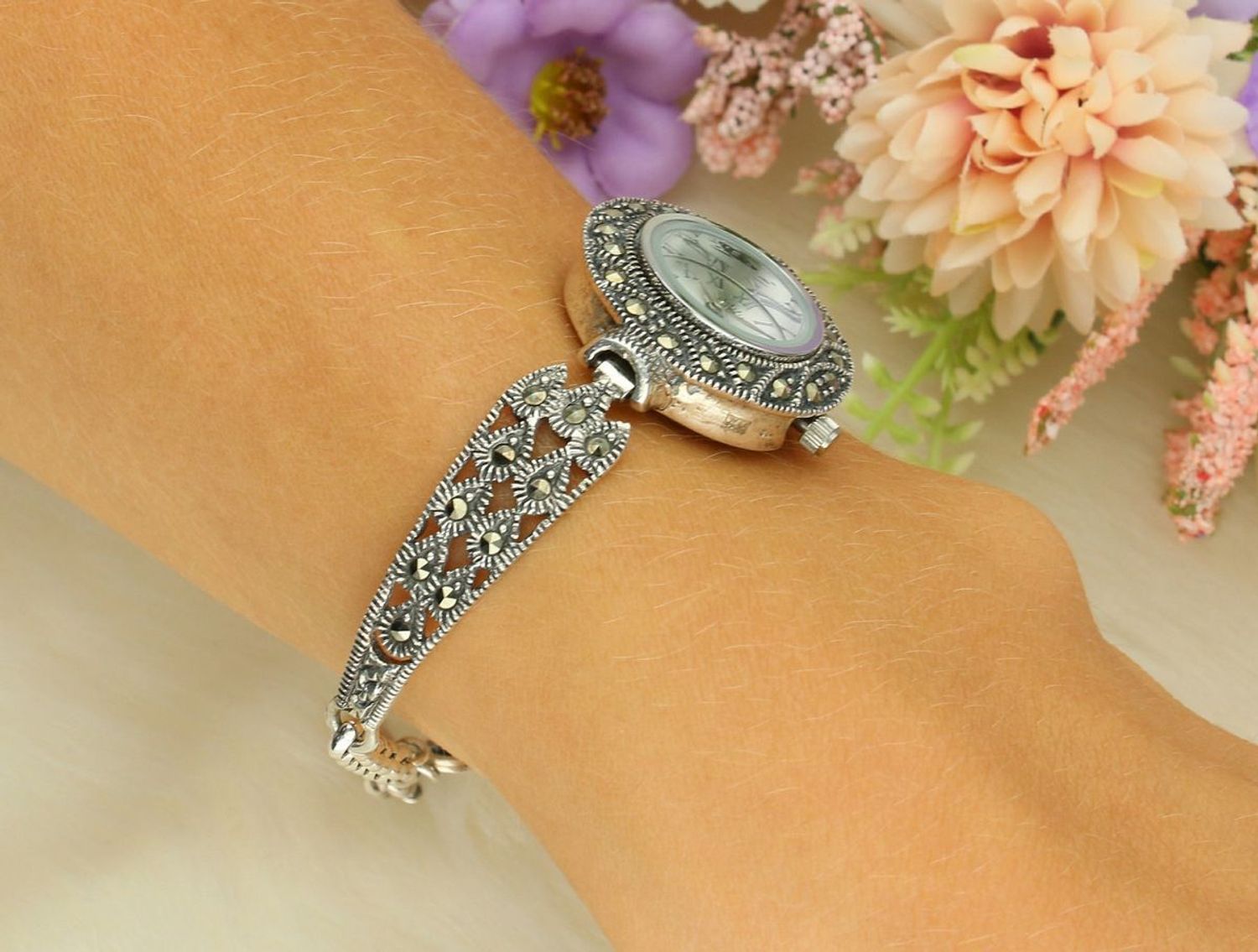 Elegancki zegarek damski ze srebra 925, waga 19 g. Koperta 2,4 cm, regulowana bransoletka 16+2 cm, zdobiony markazytami. Grawer gratis – idealny na prezent.11.jpg