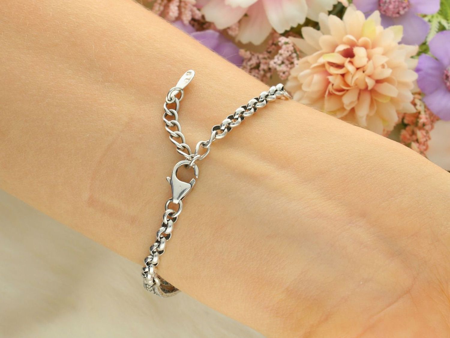 Elegancki zegarek damski ze srebra 925, waga 19 g. Koperta 2,4 cm, regulowana bransoletka 16+2 cm, zdobiony markazytami. Grawer gratis – idealny na prezent.11.jpg