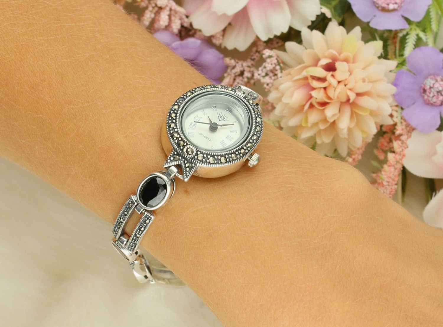 Elegancki zegarek damski ze srebra 925, waga 33,9 g. Owalna koperta 2,7 x 2,3 cm, bransoletka 21 cm x 7 mm, zdobiony markazytami i czarną cyrkonią. Grawer gratis – idealny na prezent.1.jpg