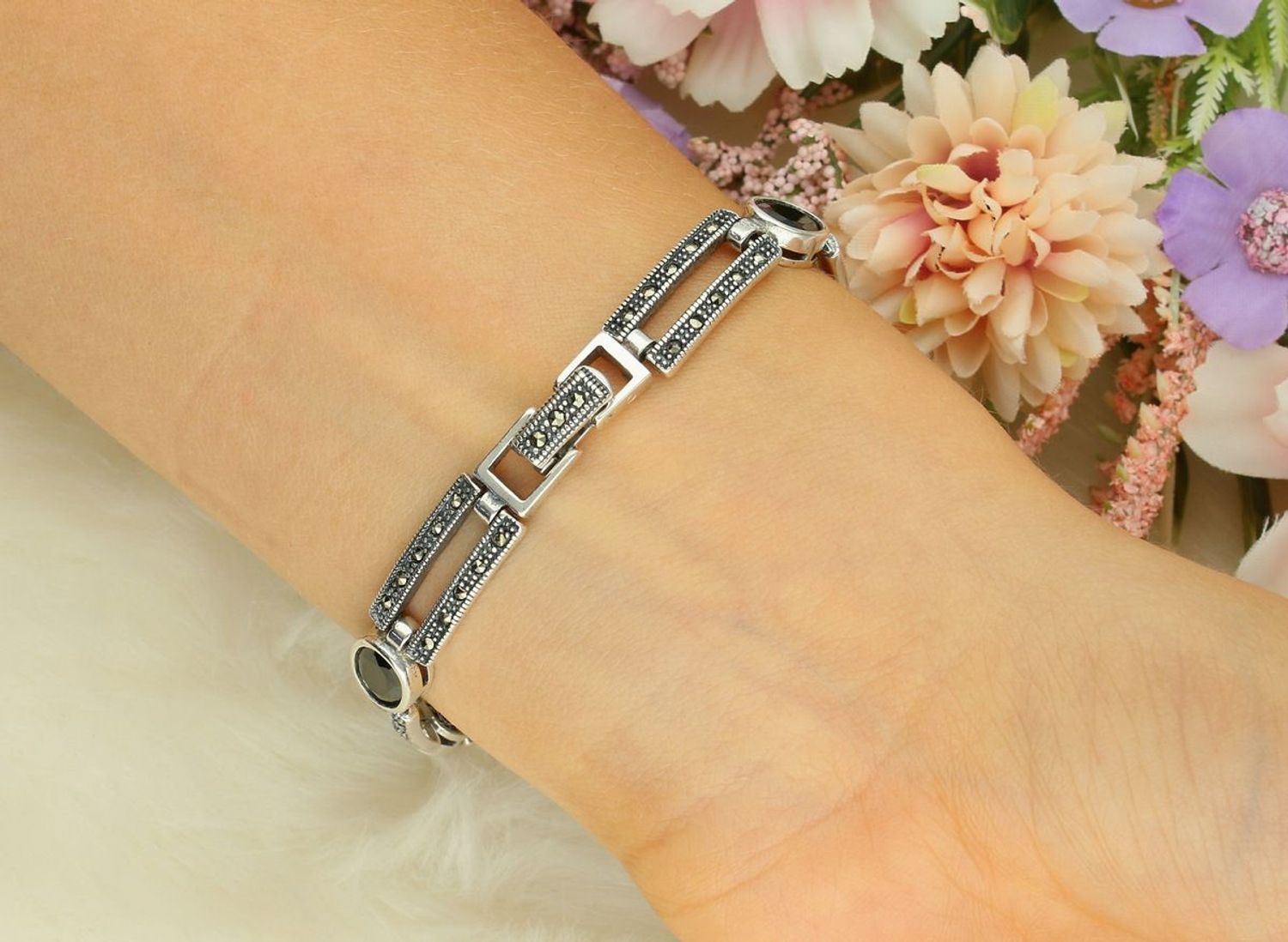 Elegancki zegarek damski ze srebra 925, waga 33,9 g. Owalna koperta 2,7 x 2,3 cm, bransoletka 21 cm x 7 mm, zdobiony markazytami i czarną cyrkonią. Grawer gratis – idealny na prezent.1.jpg