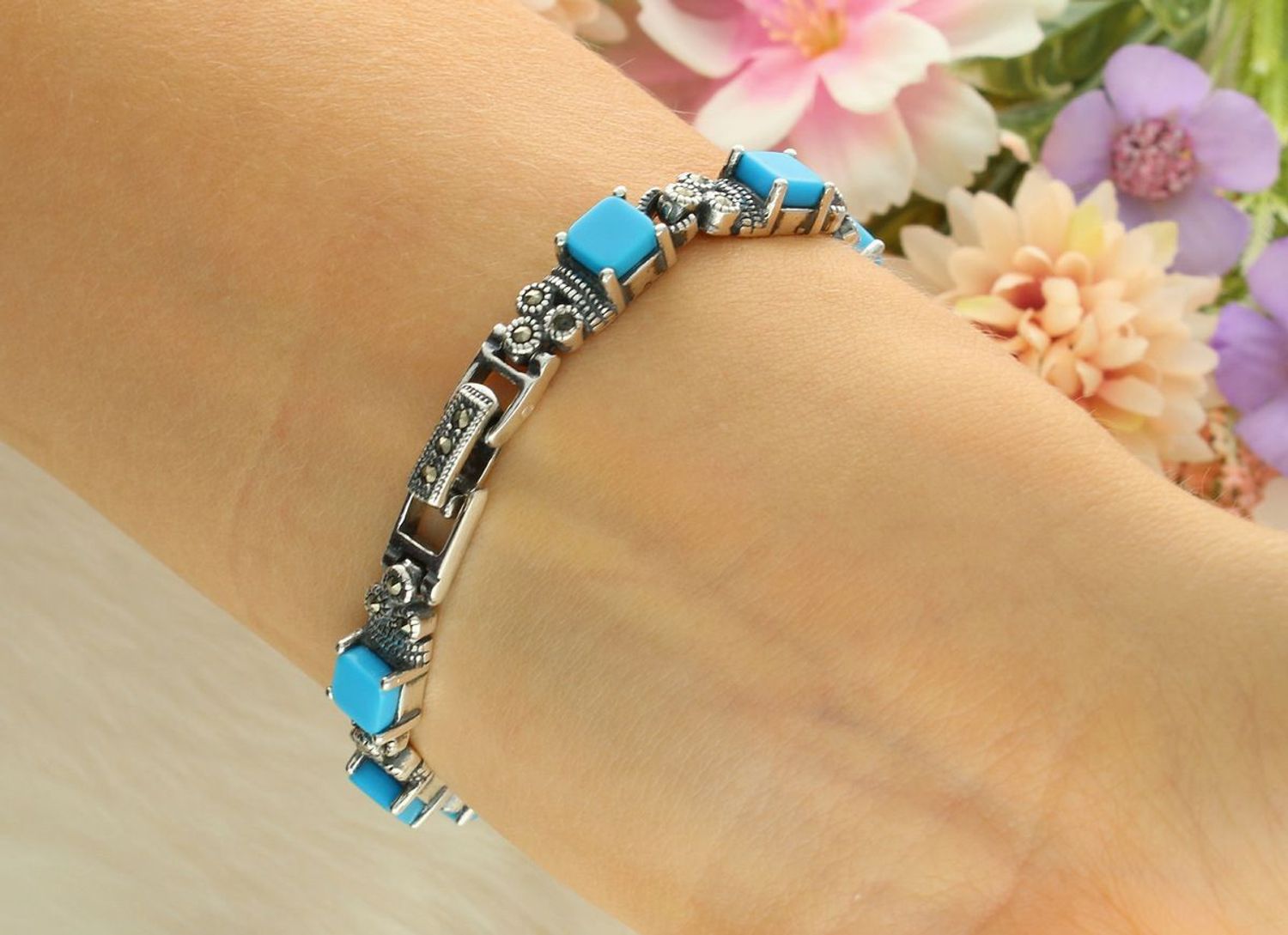 Elegancki zegarek damski ze srebra 925, waga 33,6 g. Koperta 2,7 cm, bransoletka 18 cm x 6 mm, zdobiony markazytami i turkusami. Grawer gratis – idealny na prezent.11.jpg