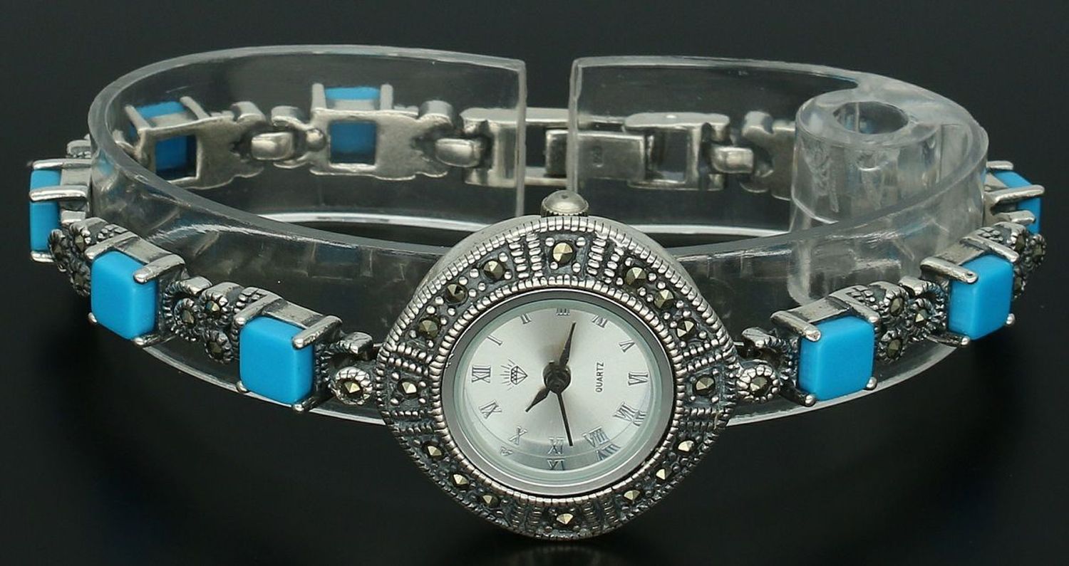 Elegancki zegarek damski ze srebra 925, waga 33,6 g. Koperta 2,7 cm, bransoletka 18 cm x 6 mm, zdobiony markazytami i turkusami. Grawer gratis – idealny na prezent.11.jpg