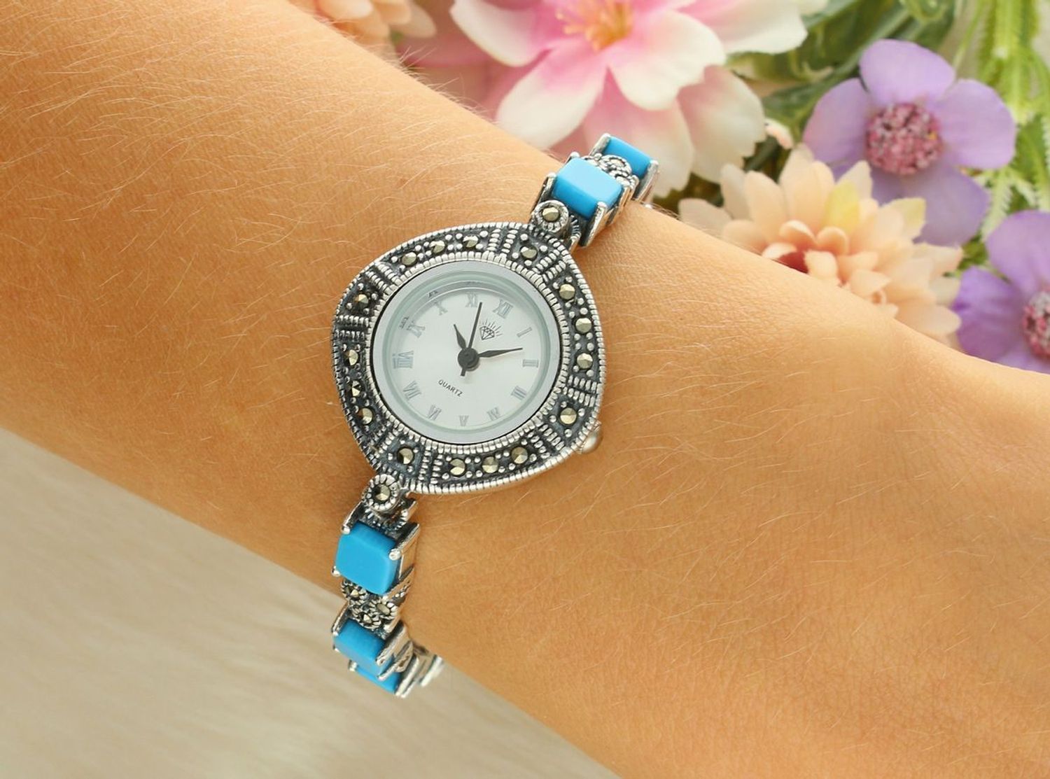 Elegancki zegarek damski ze srebra 925, waga 33,6 g. Koperta 2,7 cm, bransoletka 18 cm x 6 mm, zdobiony markazytami i turkusami. Grawer gratis – idealny na prezent.11.jpg