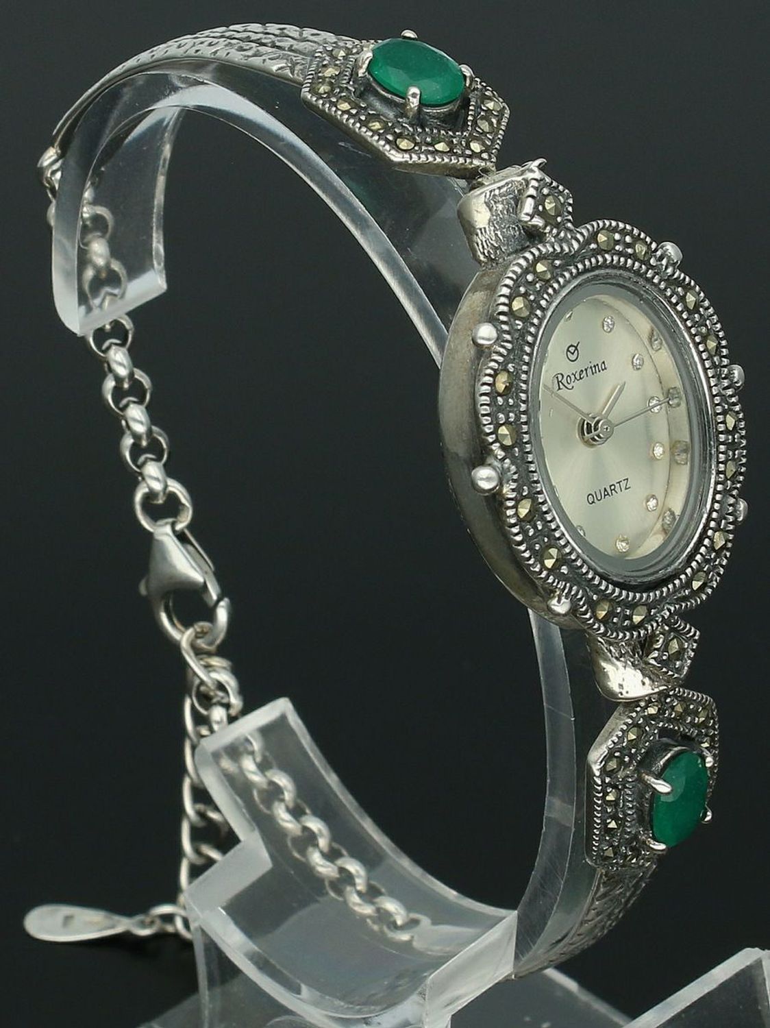 Elegancki zegarek damski ze srebra 925, waga 24 g. Owalna koperta 2,2 x 2,5 cm, bransoletka 17+3 cm, zdobiony markazytami i szmaragdami. Grawer gratis – idealny na prezent.1.jpg