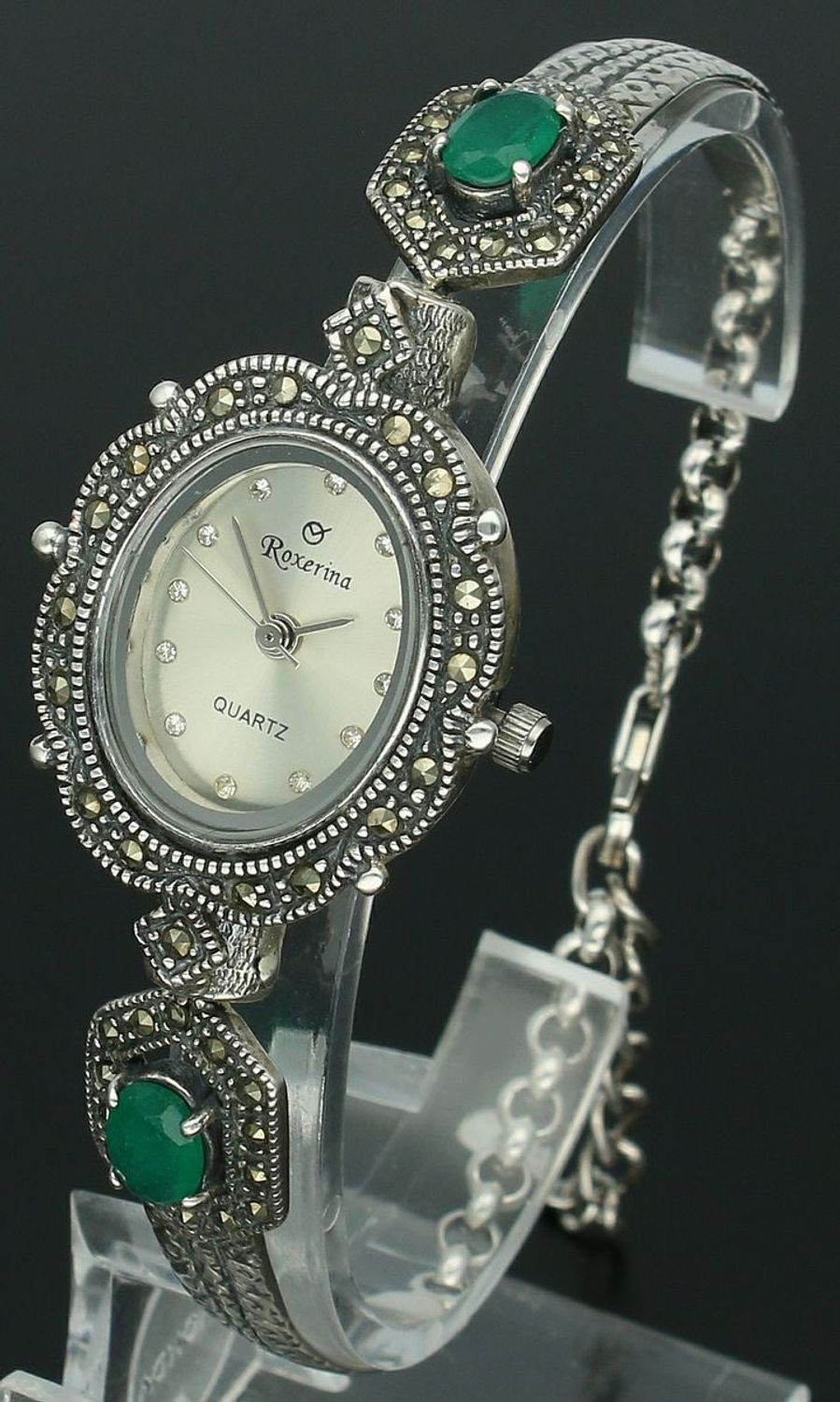 Elegancki zegarek damski ze srebra 925, waga 24 g. Owalna koperta 2,2 x 2,5 cm, bransoletka 17+3 cm, zdobiony markazytami i szmaragdami. Grawer gratis – idealny na prezent.1.jpg