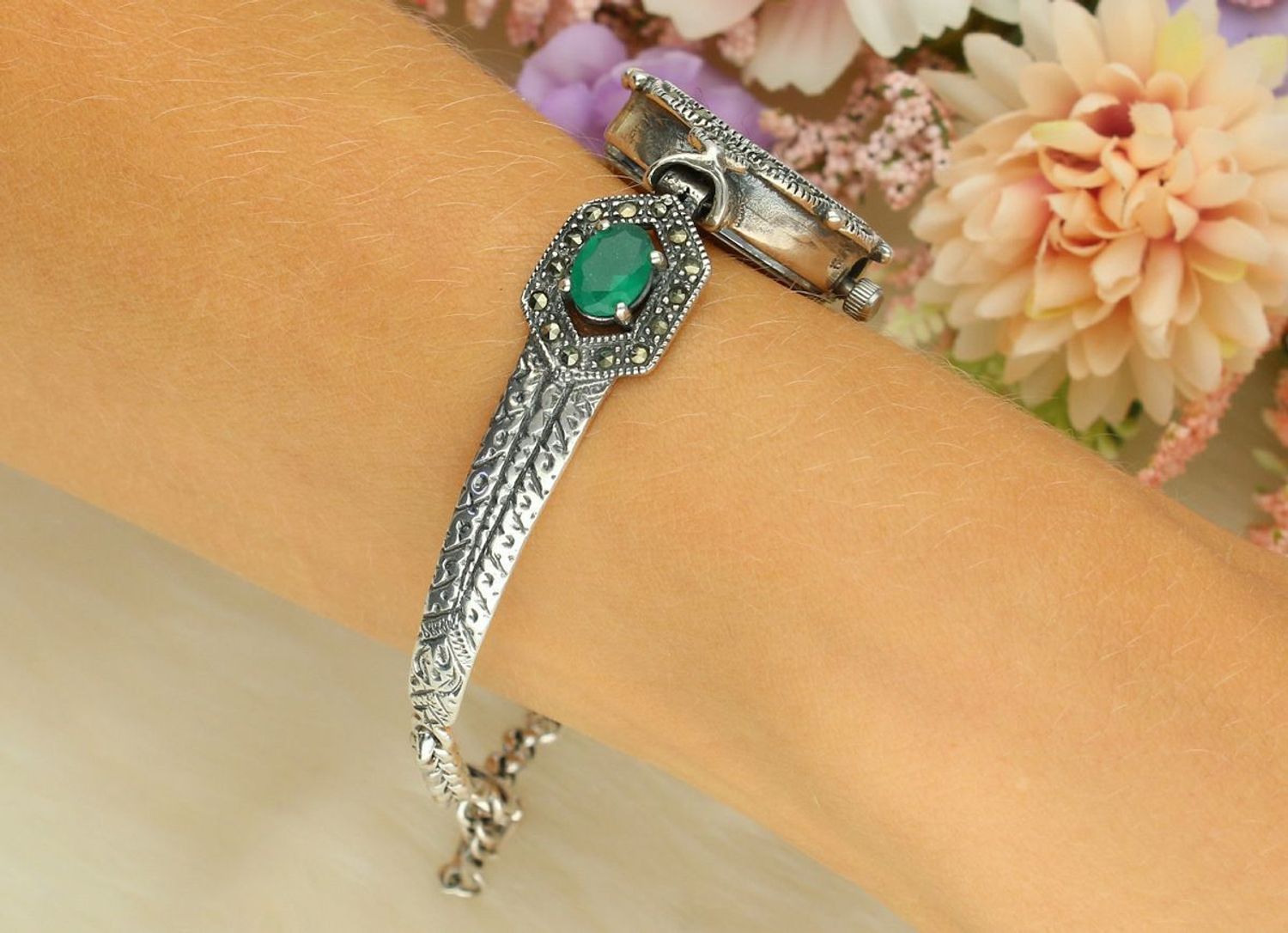 Elegancki zegarek damski ze srebra 925, waga 24 g. Owalna koperta 2,2 x 2,5 cm, bransoletka 17+3 cm, zdobiony markazytami i szmaragdami. Grawer gratis – idealny na prezent.1.jpg