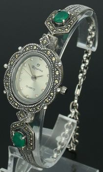 Elegancki zegarek damski ze srebra 925, waga 24 g. Owalna koperta 2,2 x 2,5 cm, bransoletka 17+3 cm, zdobiony markazytami i szmaragdami. Grawer gratis – idealny na prezent.3.jpg