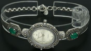 Elegancki zegarek damski ze srebra 925, waga 24 g. Owalna koperta 2,2 x 2,5 cm, bransoletka 17+3 cm, zdobiony markazytami i szmaragdami. Grawer gratis – idealny na prezent.4.jpg