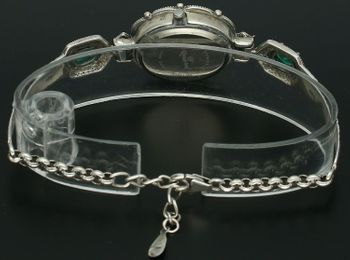 Elegancki zegarek damski ze srebra 925, waga 24 g. Owalna koperta 2,2 x 2,5 cm, bransoletka 17+3 cm, zdobiony markazytami i szmaragdami. Grawer gratis – idealny na prezent.5.jpg