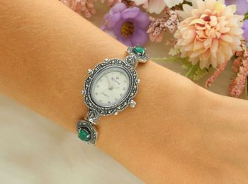 Elegancki zegarek damski ze srebra 925, waga 24 g. Owalna koperta 2,2 x 2,5 cm, bransoletka 17+3 cm, zdobiony markazytami i szmaragdami. Grawer gratis – idealny na prezent.6.jpg