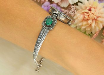 Elegancki zegarek damski ze srebra 925, waga 24 g. Owalna koperta 2,2 x 2,5 cm, bransoletka 17+3 cm, zdobiony markazytami i szmaragdami. Grawer gratis – idealny na prezent.8.jpg