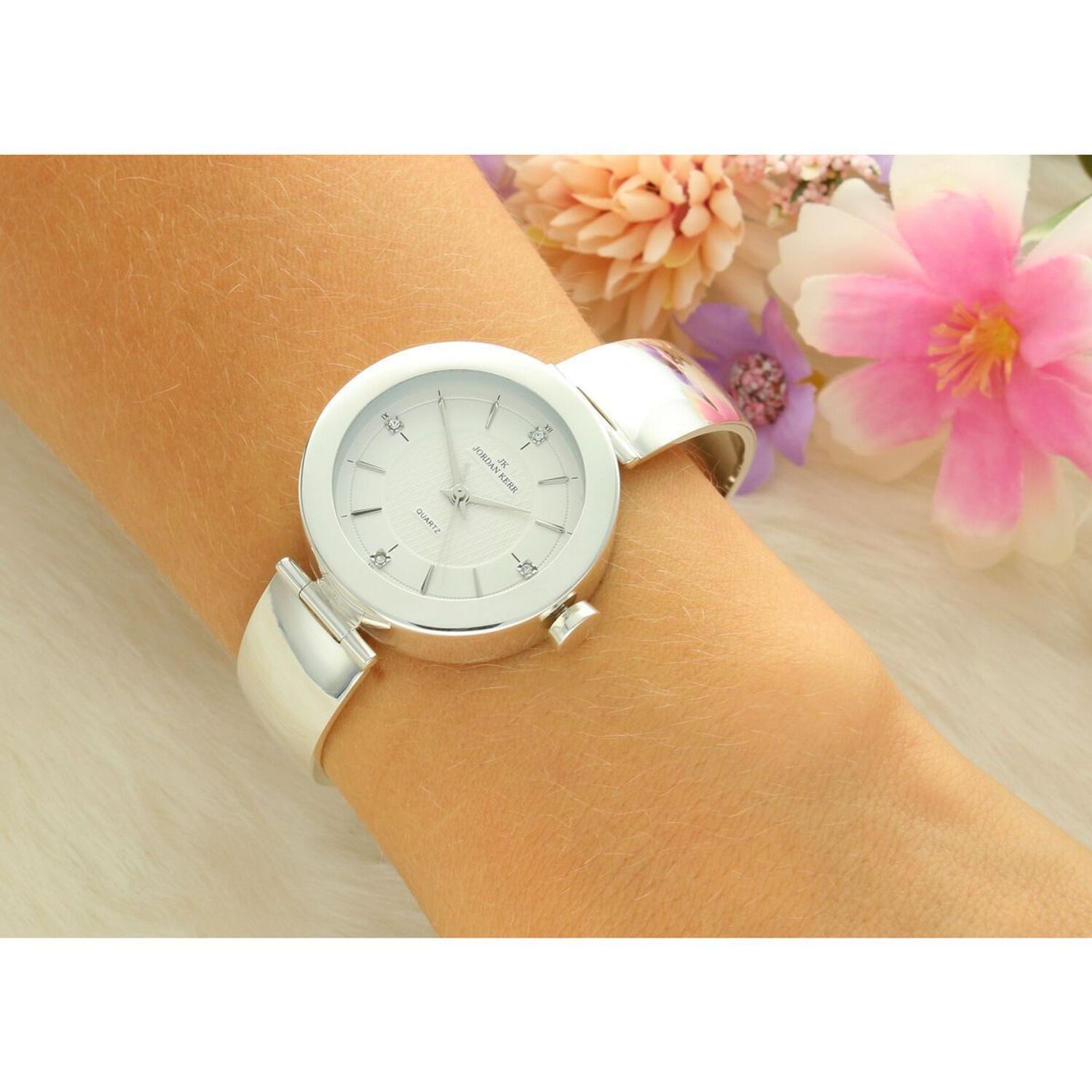 Elegancki damski zegarek srebrny próby 925 Jordan Kerr z białą tarczą, cyrkoniami i sztywną bransoletką. Stylowy dodatek na co dzień i na specjalne okazje.11.jpg