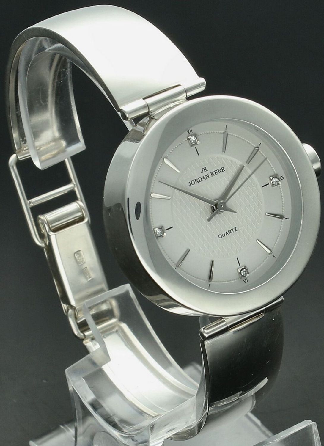 Elegancki damski zegarek srebrny próby 925 Jordan Kerr z białą tarczą, cyrkoniami i sztywną bransoletką. Stylowy dodatek na co dzień i na specjalne okazje.11.jpg