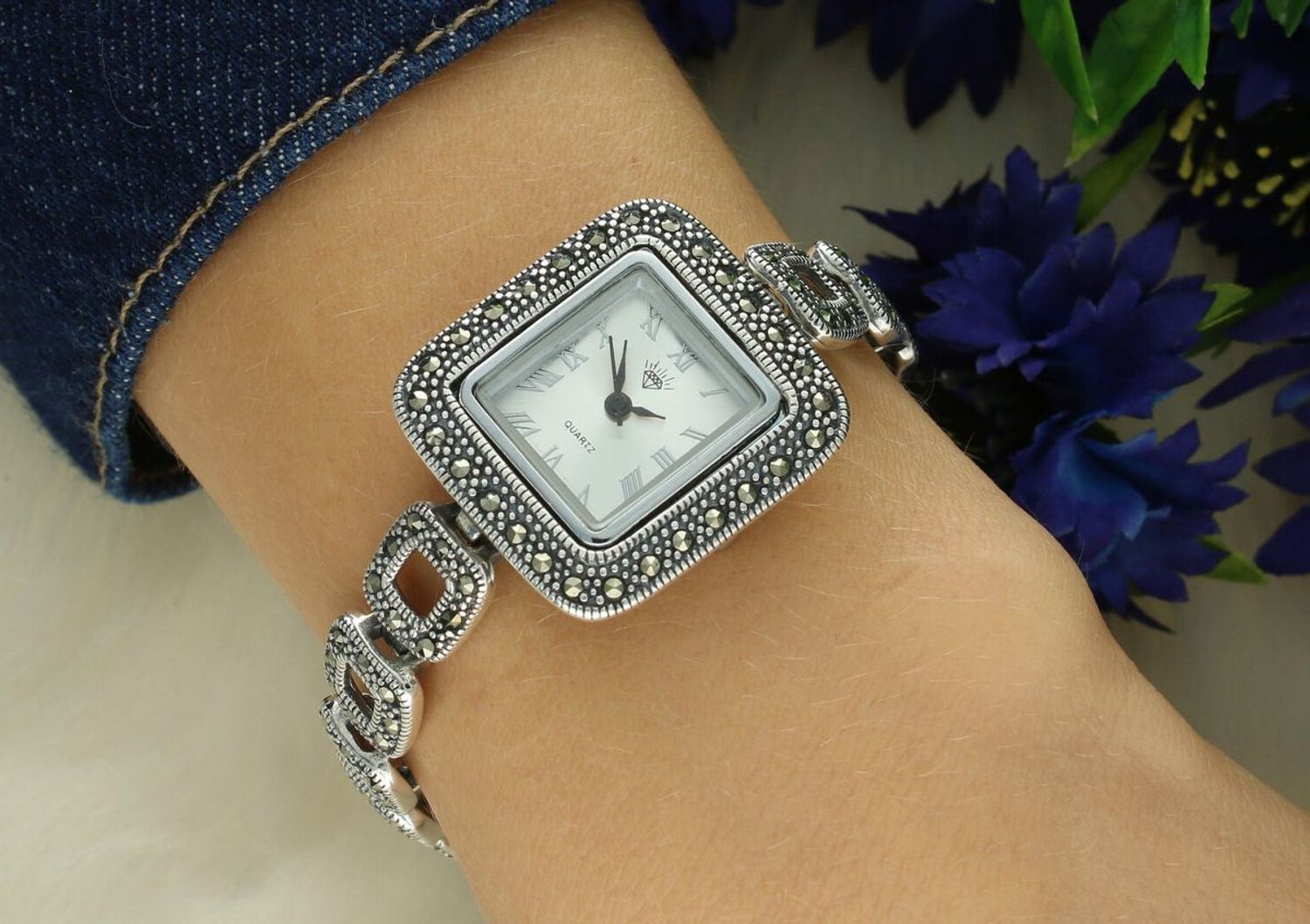 Damski zegarek srebrny 925 z markazytami – model DIA-ZEG-13848-925. Elegancki design, prostokątna tarcza, długość 21 cm, waga 40 g.1.jpg