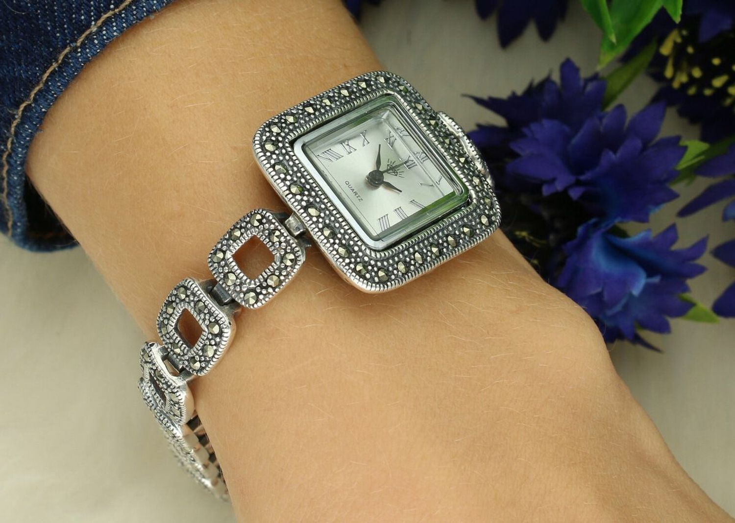 Damski zegarek srebrny 925 z markazytami – model DIA-ZEG-13848-925. Elegancki design, prostokątna tarcza, długość 21 cm, waga 40 g.1.jpg