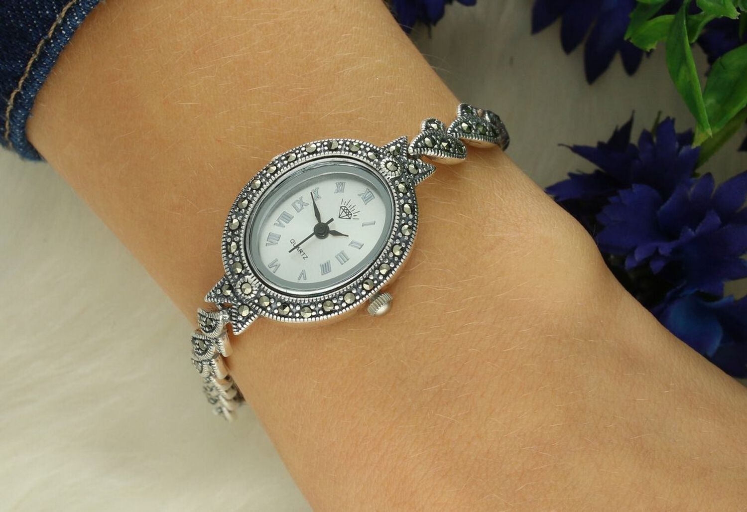 Zegarek damski srebrny DIA-ZEG-13849-925 z markazytami, owalna koperta 2,6 x 2,2 cm, długość zegarka 19 cm, zapięcie na zatrzask. Elegancki i efektowny dodatek.11.jpg