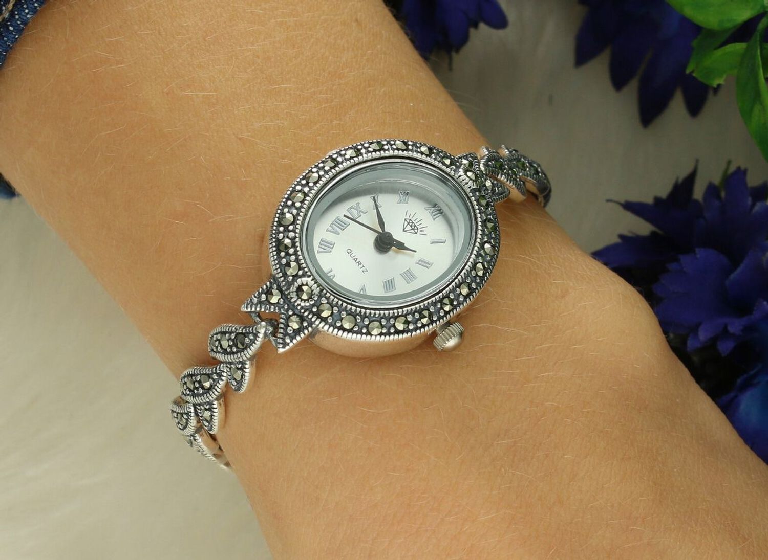 Zegarek damski srebrny DIA-ZEG-13849-925 z markazytami, owalna koperta 2,6 x 2,2 cm, długość zegarka 19 cm, zapięcie na zatrzask. Elegancki i efektowny dodatek.11.jpg