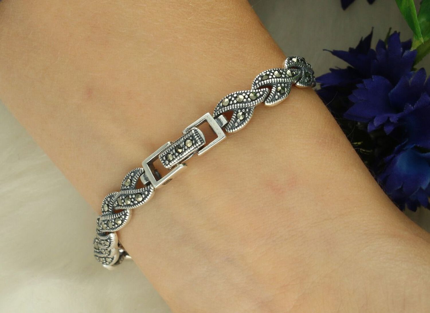 Zegarek damski srebrny DIA-ZEG-13849-925 z markazytami, owalna koperta 2,6 x 2,2 cm, długość zegarka 19 cm, zapięcie na zatrzask. Elegancki i efektowny dodatek.11.jpg