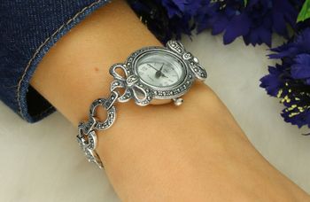 Zegarek damski DIA-ZEG-13850-925 ze srebra 925. Owalna tarcza z markazytami, długość 18 cm, zatrzask, 29,70 g – klasyczny styl i elegancja.5.jpg