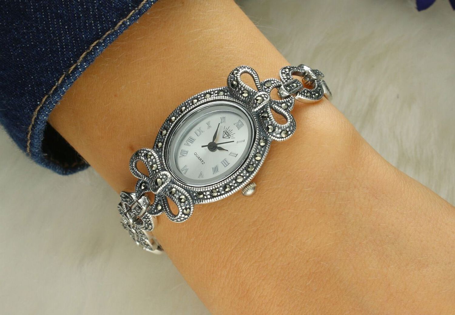 Zegarek damski DIA-ZEG-13850-925 ze srebra 925. Owalna tarcza z markazytami, długość 18 cm, zatrzask, 29,70 g – klasyczny styl i elegancja.1.jpg