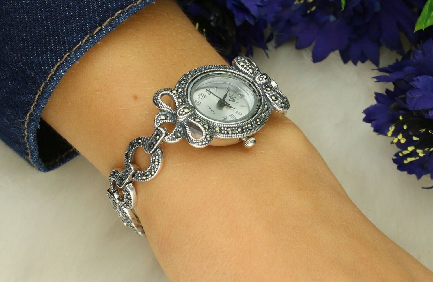 Zegarek damski DIA-ZEG-13850-925 ze srebra 925. Owalna tarcza z markazytami, długość 18 cm, zatrzask, 29,70 g – klasyczny styl i elegancja.1.jpg