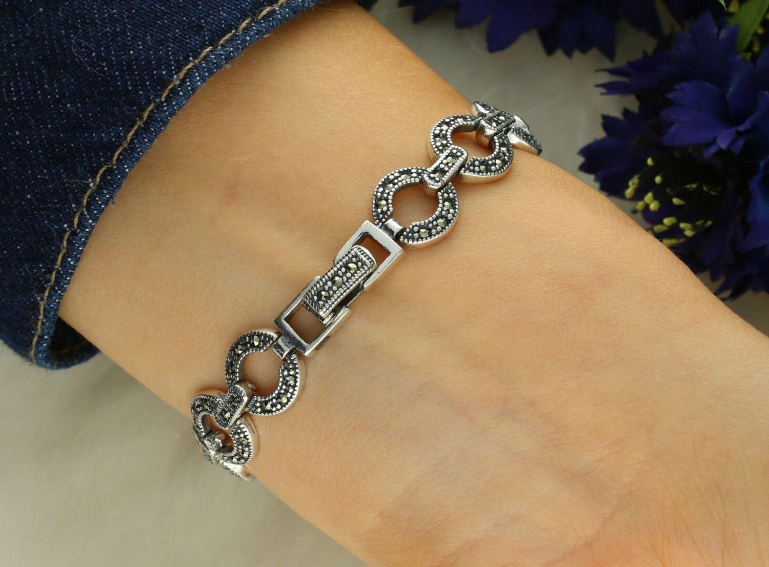 Zegarek damski DIA-ZEG-13850-925 ze srebra 925. Owalna tarcza z markazytami, długość 18 cm, zatrzask, 29,70 g – klasyczny styl i elegancja.1.jpg