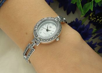 Zegarek damski srebrny 925, model DIA-ZEG-13851-925. Owalna tarcza z markazytami, długość 18 cm, waga 27,90 g – elegancki i subtelny.4.jpg