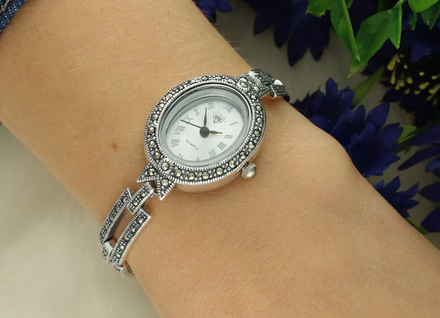 Zegarek damski srebrny 925, model DIA-ZEG-13851-925. Owalna tarcza z markazytami, długość 18 cm, waga 27,90 g – elegancki i subtelny.1.jpg