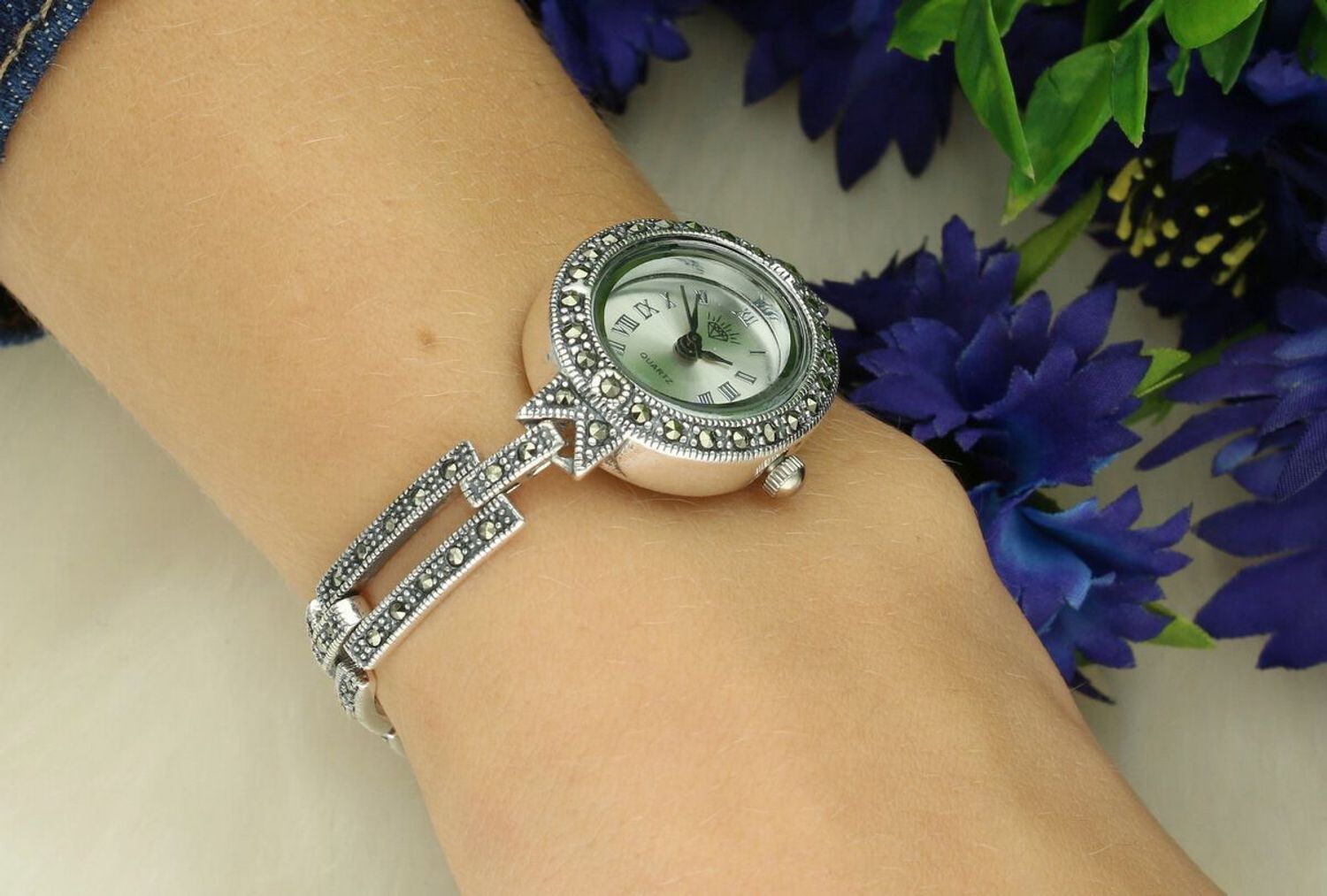 Zegarek damski srebrny 925, model DIA-ZEG-13851-925. Owalna tarcza z markazytami, długość 18 cm, waga 27,90 g – elegancki i subtelny.1.jpg