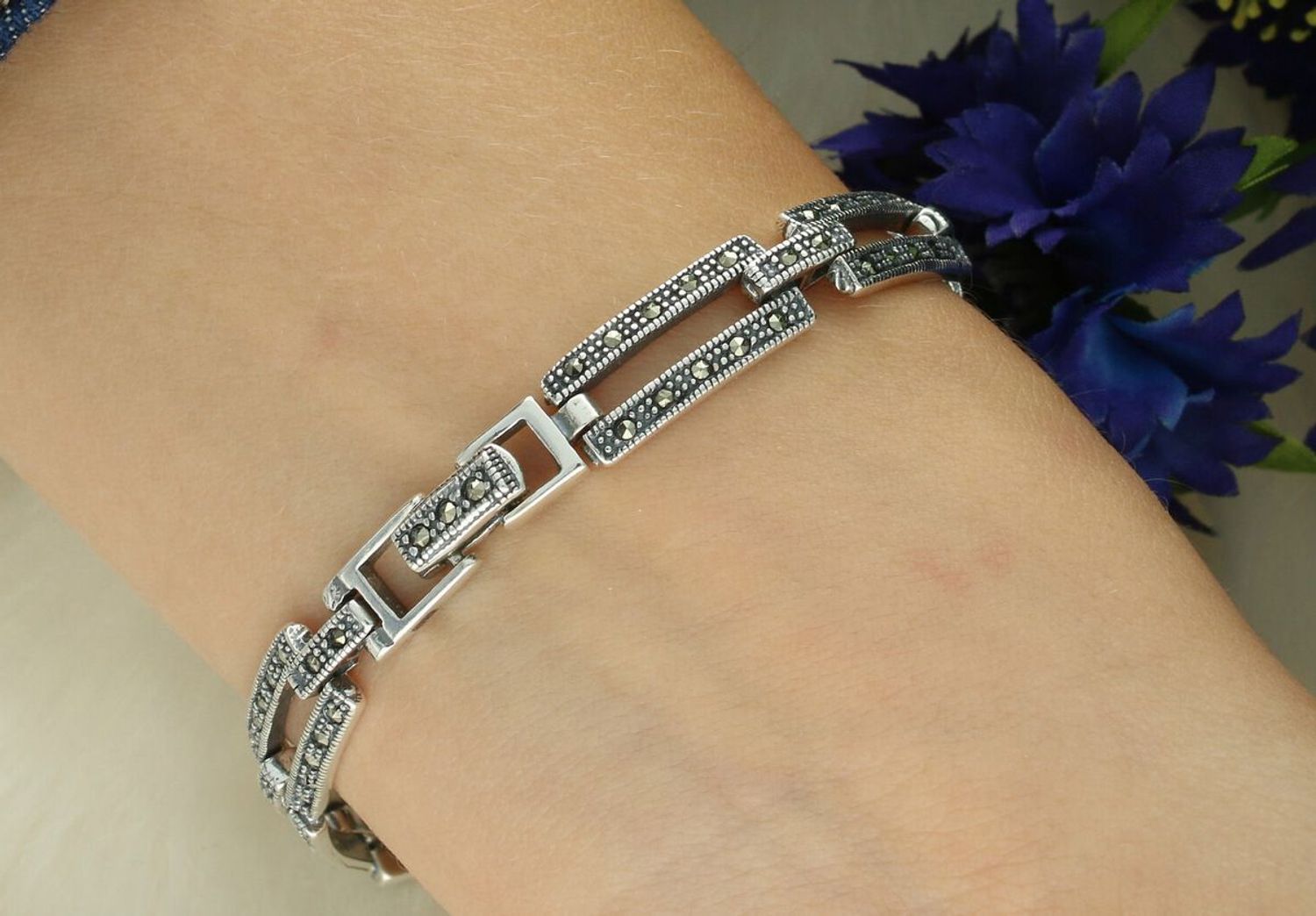 Zegarek damski srebrny 925, model DIA-ZEG-13851-925. Owalna tarcza z markazytami, długość 18 cm, waga 27,90 g – elegancki i subtelny.1.jpg