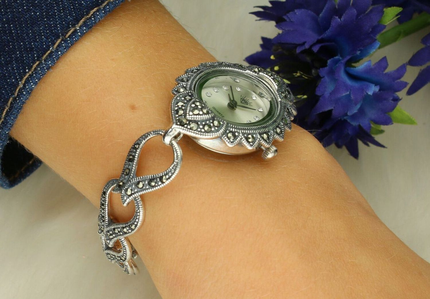 Zegarek damski srebrny 925, model DIA-ZEG-13852-925. Owalna tarcza, markazyty, długość 19 cm, zatrzask, 29,40 g – klasyczna elegancja.1.jpg