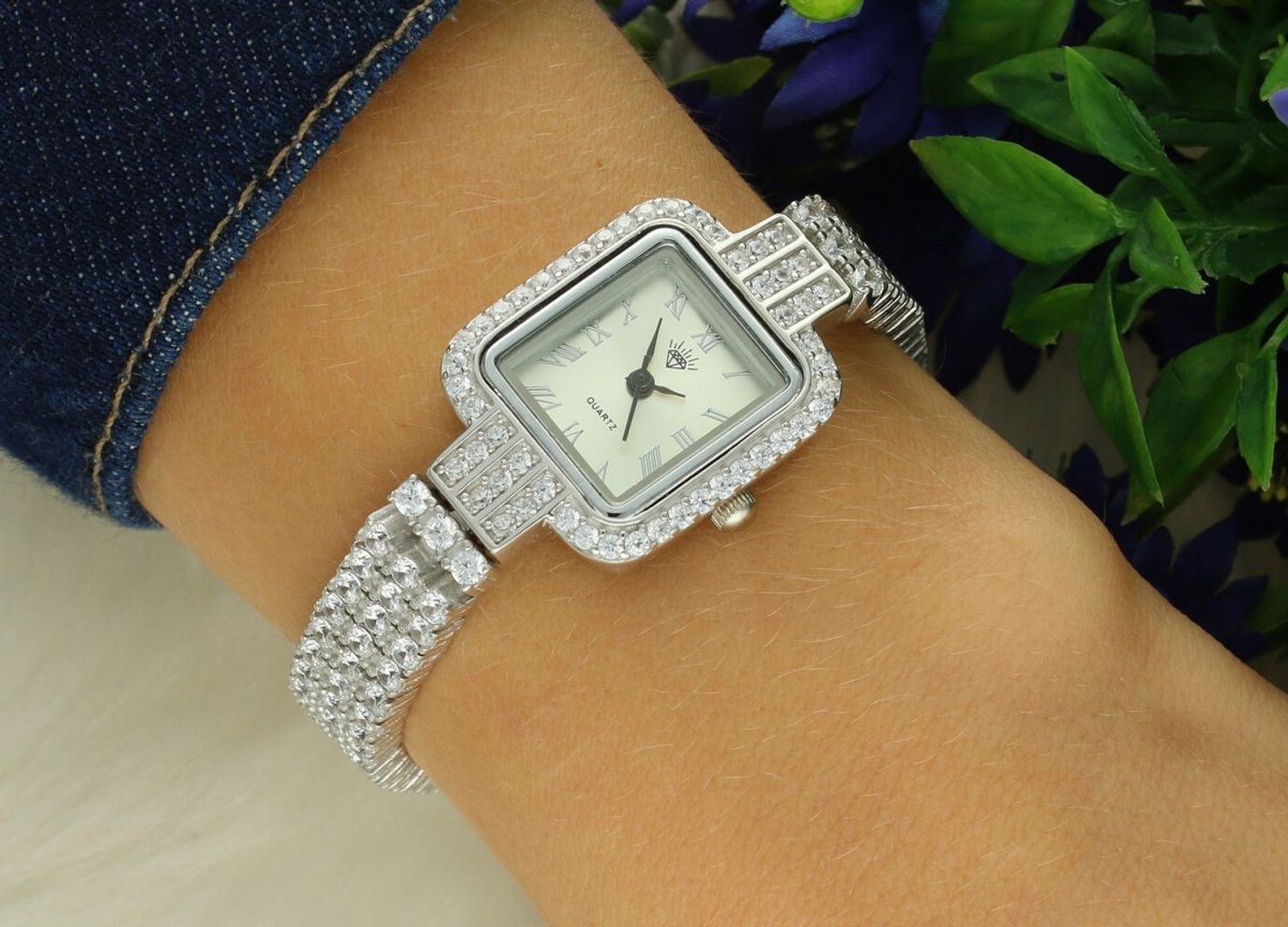 Zegarek damski srebrny DIA-ZEG-13853-925 z całym zdobieniem cyrkoniami. Prostokątna koperta, długość zegarka 18 cm, zapięcie na zatrzask. Elegancki i luksusowy dodatek.11.jpg