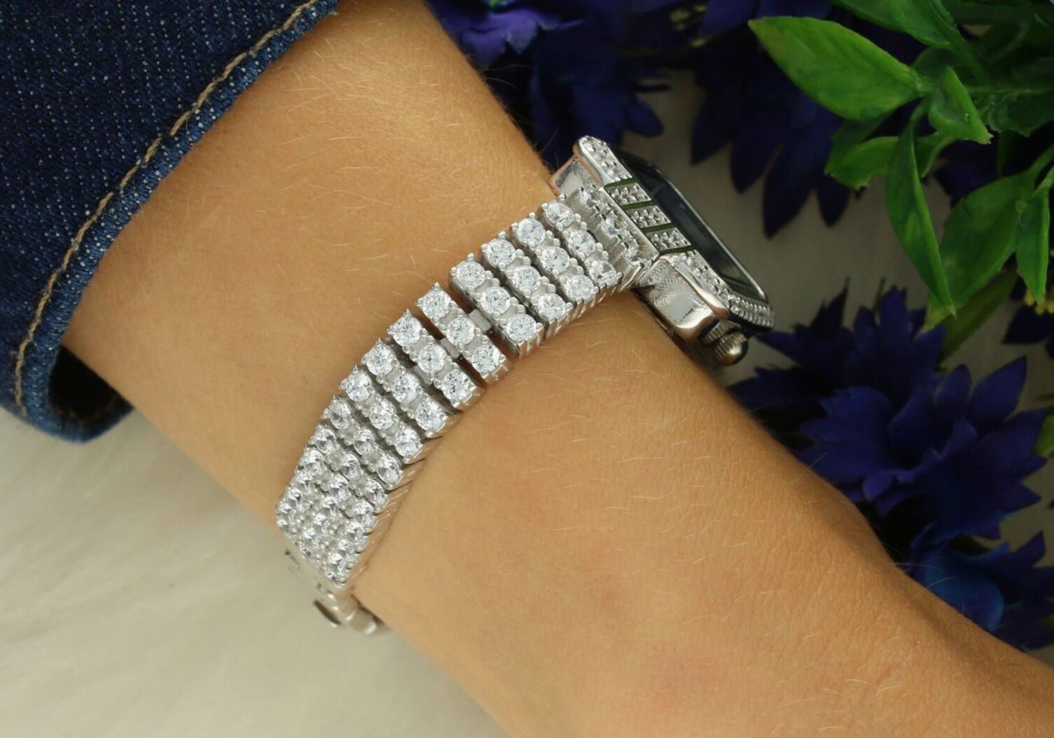 Zegarek damski srebrny DIA-ZEG-13853-925 z całym zdobieniem cyrkoniami. Prostokątna koperta, długość zegarka 18 cm, zapięcie na zatrzask. Elegancki i luksusowy dodatek.11.jpg