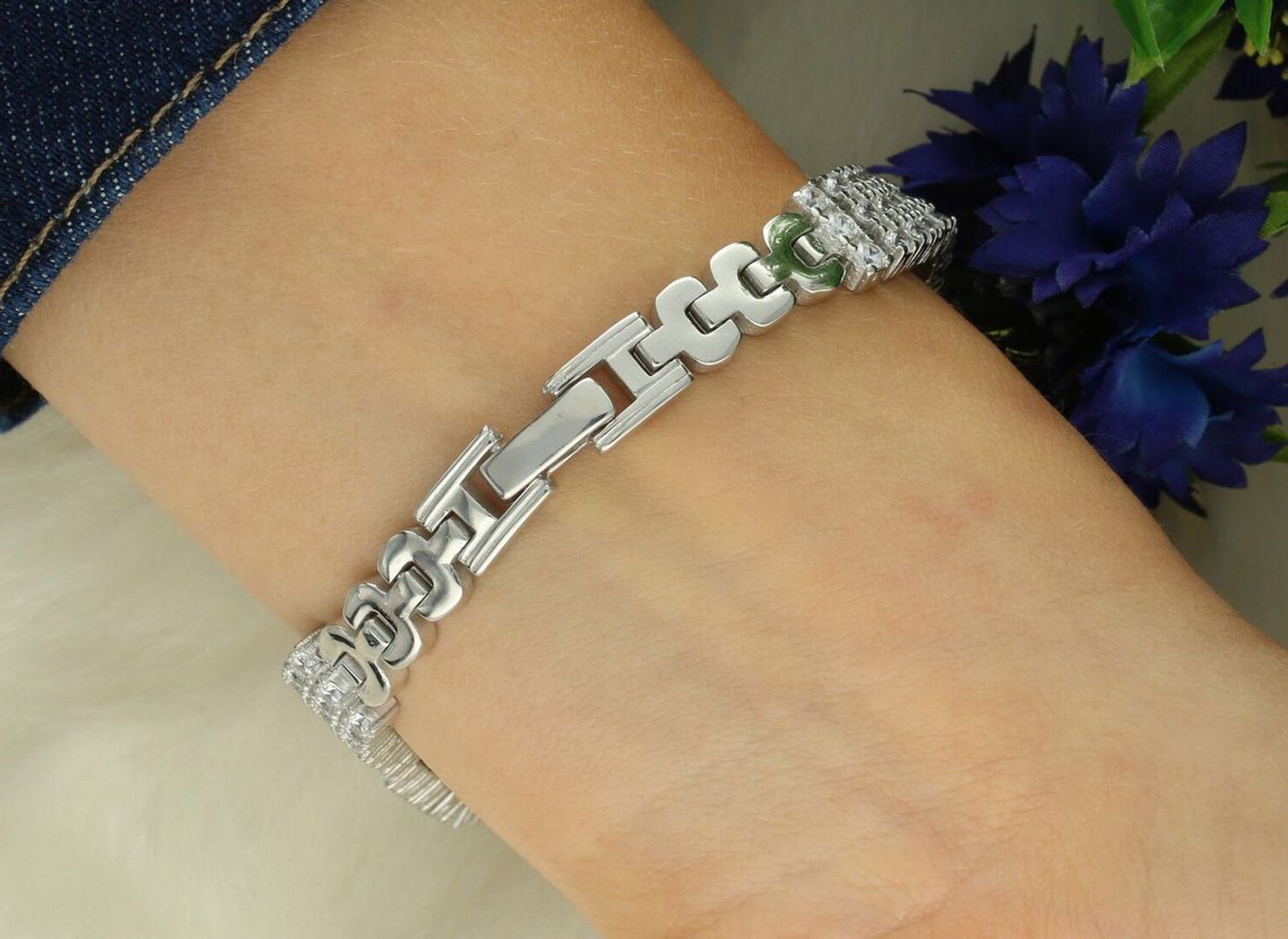 Zegarek damski srebrny DIA-ZEG-13853-925 z całym zdobieniem cyrkoniami. Prostokątna koperta, długość zegarka 18 cm, zapięcie na zatrzask. Elegancki i luksusowy dodatek.11.jpg