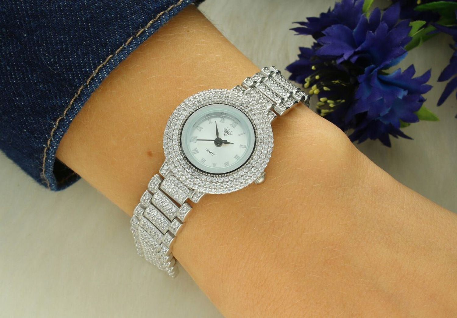 Zegarek damski srebrny DIA-ZEG-13854-925 z cyrkoniami, wykonany ze srebra próby 925. Elegancka, okrągła koperta 2,6 cm, długość zegarka 19 cm.1.jpg