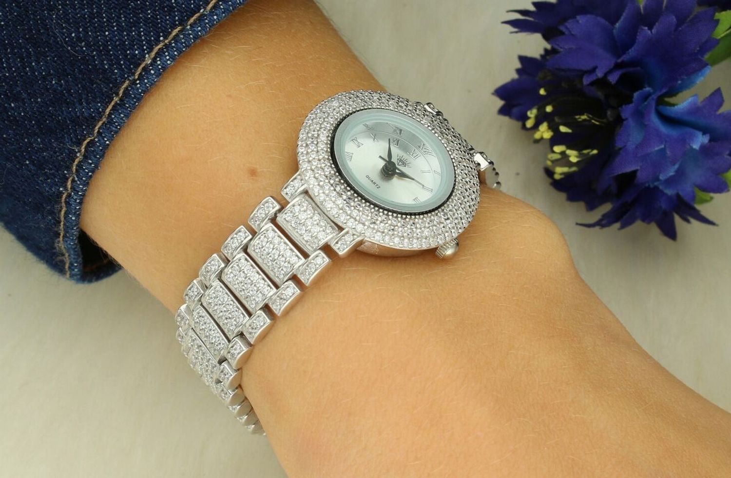 Zegarek damski srebrny DIA-ZEG-13854-925 z cyrkoniami, wykonany ze srebra próby 925. Elegancka, okrągła koperta 2,6 cm, długość zegarka 19 cm.1.jpg