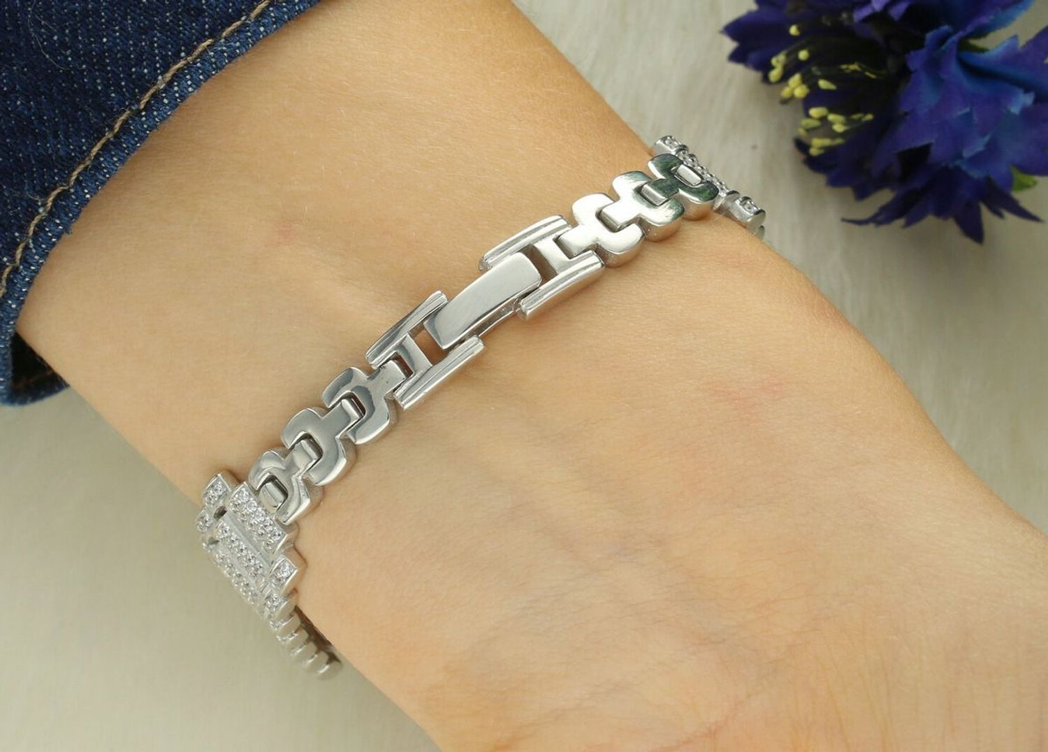 Zegarek damski srebrny DIA-ZEG-13854-925 z cyrkoniami, wykonany ze srebra próby 925. Elegancka, okrągła koperta 2,6 cm, długość zegarka 19 cm.1.jpg