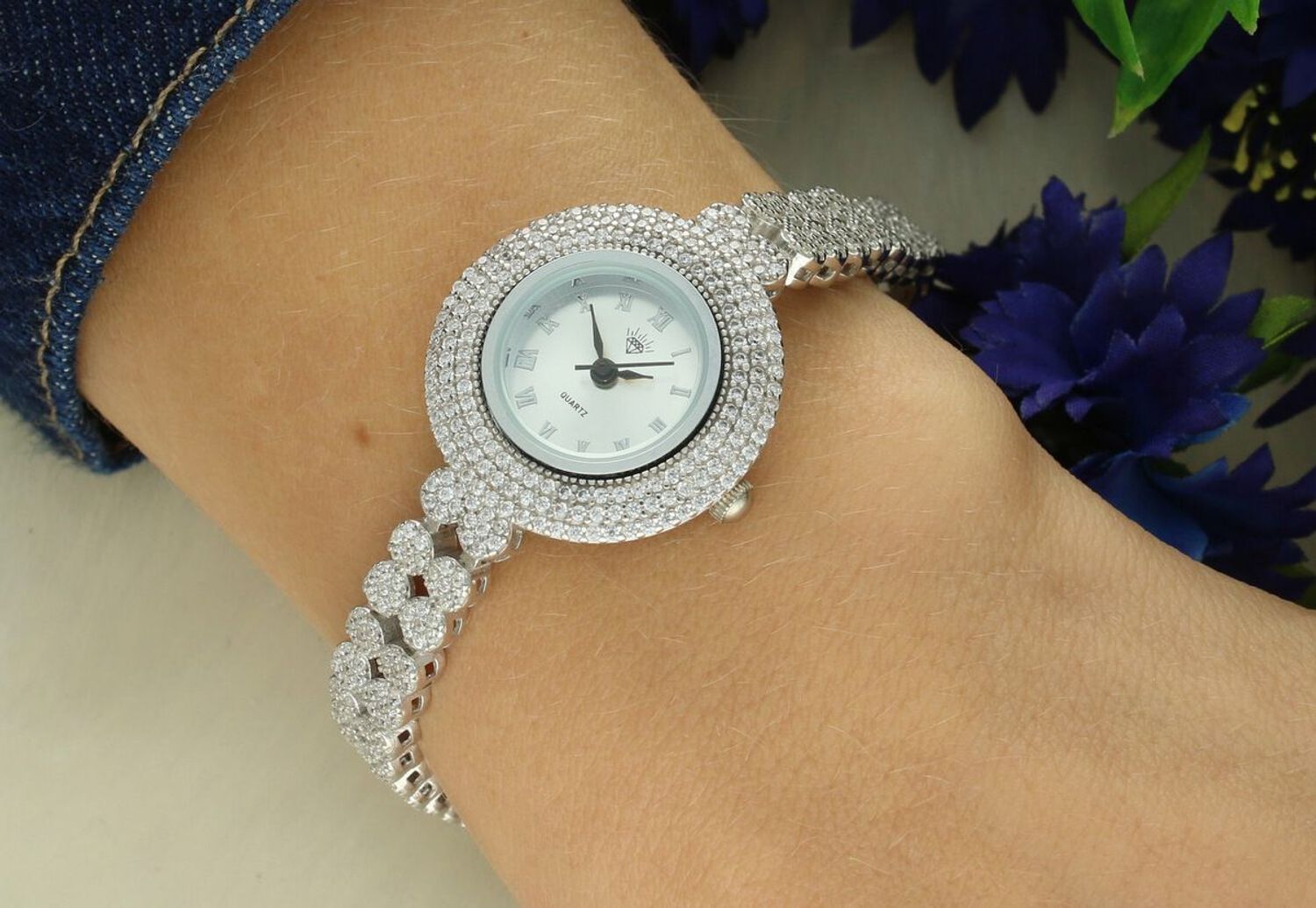 Zegarek damski srebrny DIA-ZEG-13855-925 z całym zdobieniem białymi cyrkoniami. Okrągła koperta 2,6 cm, grubość 6 mm, zapięcie na zatrzask. Elegancki i efektowny dodatek.1.jpg