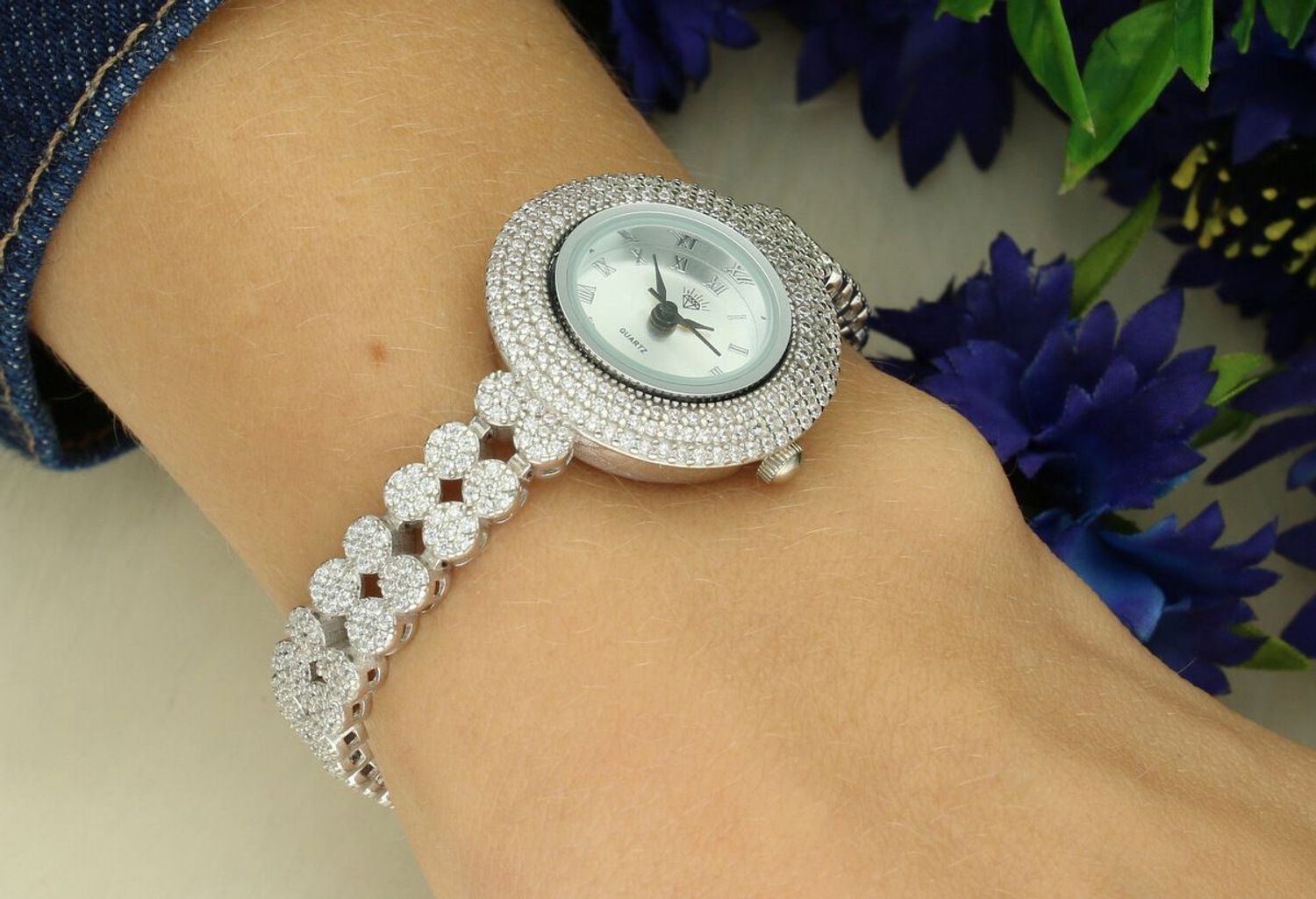 Zegarek damski srebrny DIA-ZEG-13855-925 z całym zdobieniem białymi cyrkoniami. Okrągła koperta 2,6 cm, grubość 6 mm, zapięcie na zatrzask. Elegancki i efektowny dodatek.1.jpg