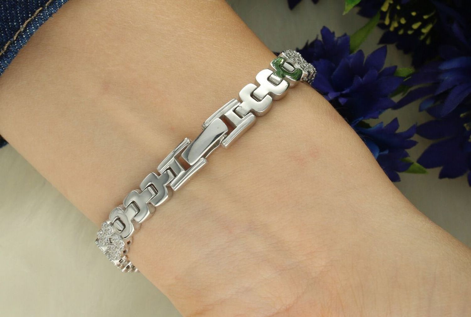 Zegarek damski srebrny DIA-ZEG-13855-925 z całym zdobieniem białymi cyrkoniami. Okrągła koperta 2,6 cm, grubość 6 mm, zapięcie na zatrzask. Elegancki i efektowny dodatek.1.jpg