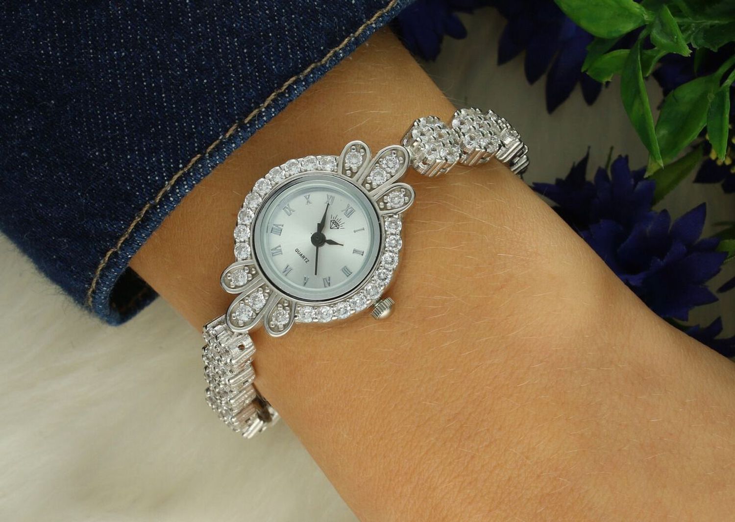 Zegarek damski srebrny DIA-ZEG-13857-925 z białymi cyrkoniami, tarcza 2,2 x 3,2 cm, długość zegarka 19 cm, zapięcie na zatrzask. Elegancki i efektowny dodatek.1.jpg