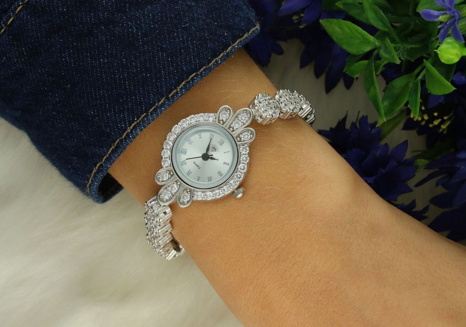 Zegarek damski srebrny DIA-ZEG-13857-925 z białymi cyrkoniami, tarcza 2,2 x 3,2 cm, długość zegarka 19 cm, zapięcie na zatrzask. Elegancki i efektowny dodatek.1.jpg