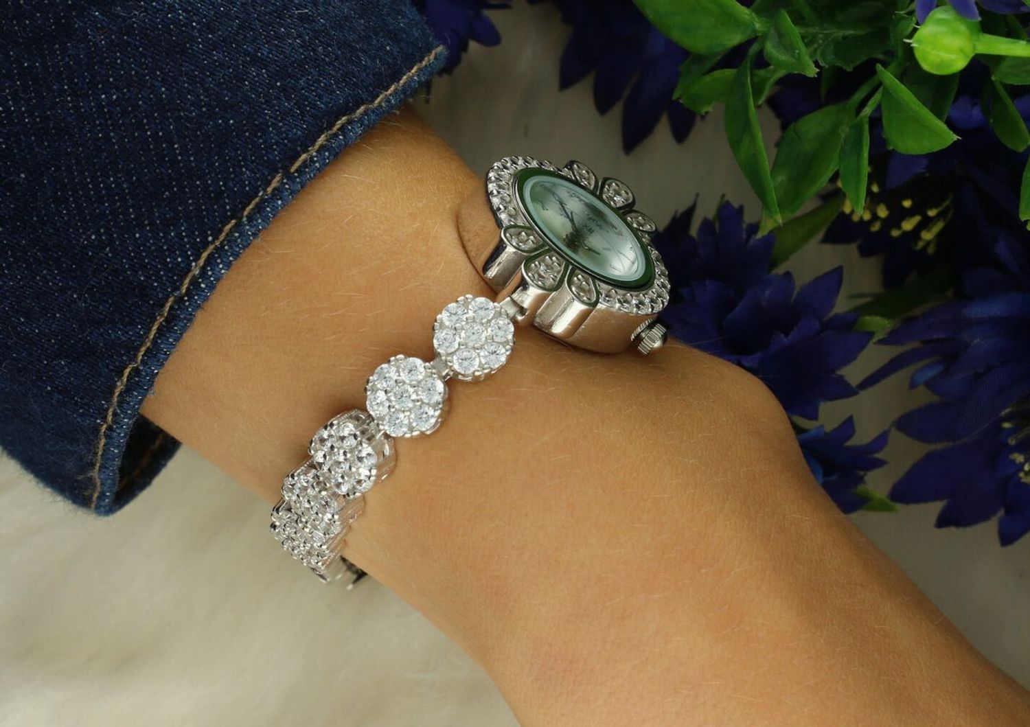 Zegarek damski srebrny DIA-ZEG-13857-925 z białymi cyrkoniami, tarcza 2,2 x 3,2 cm, długość zegarka 19 cm, zapięcie na zatrzask. Elegancki i efektowny dodatek.1.jpg