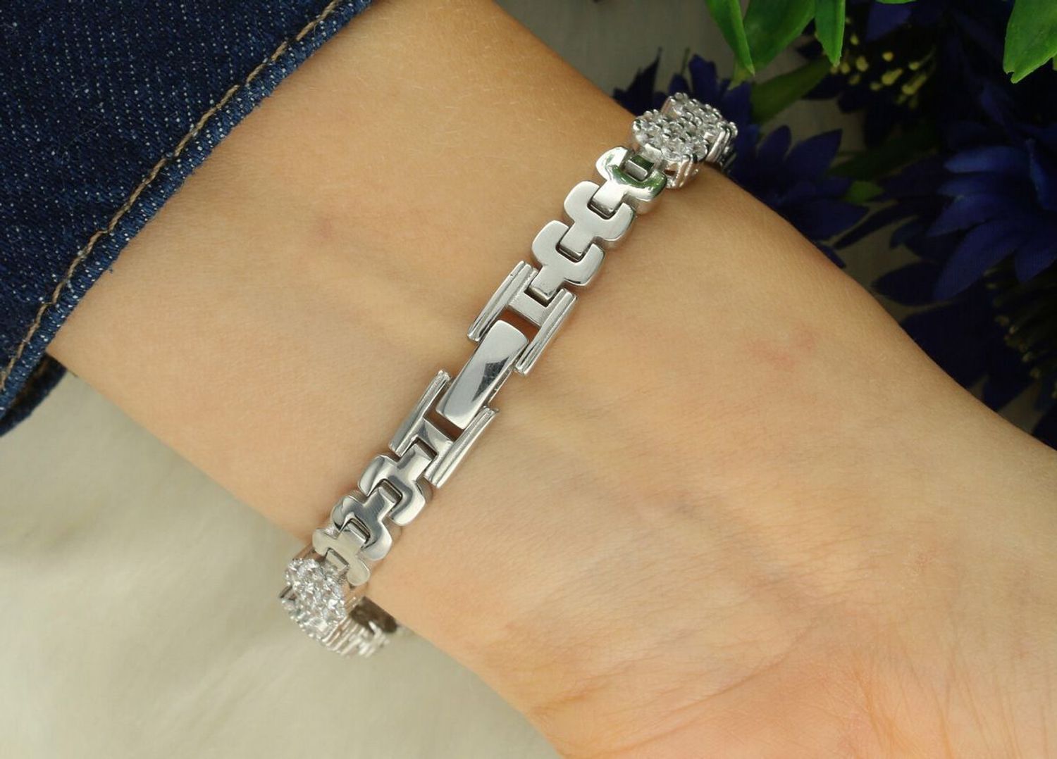 Zegarek damski srebrny DIA-ZEG-13857-925 z białymi cyrkoniami, tarcza 2,2 x 3,2 cm, długość zegarka 19 cm, zapięcie na zatrzask. Elegancki i efektowny dodatek.1.jpg