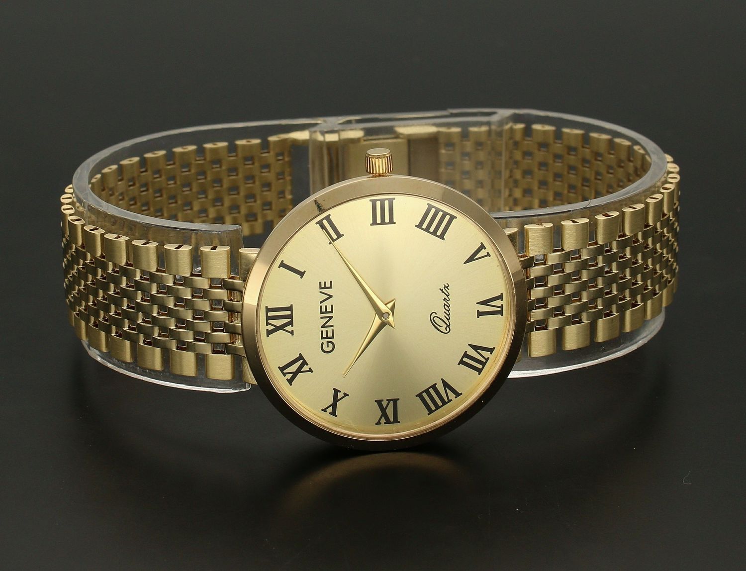 Złoty zegarek 585 damski duży na bransolecie Geneve DIA-ZEG-7825-585. Czytelna tarcza w nieskazitelnym złotym kolorze emanuje subtelnością. Elegancki i kobiecy złoty zegarek świetnie sprawdzi się na prezent dla ukocha (4).jpg