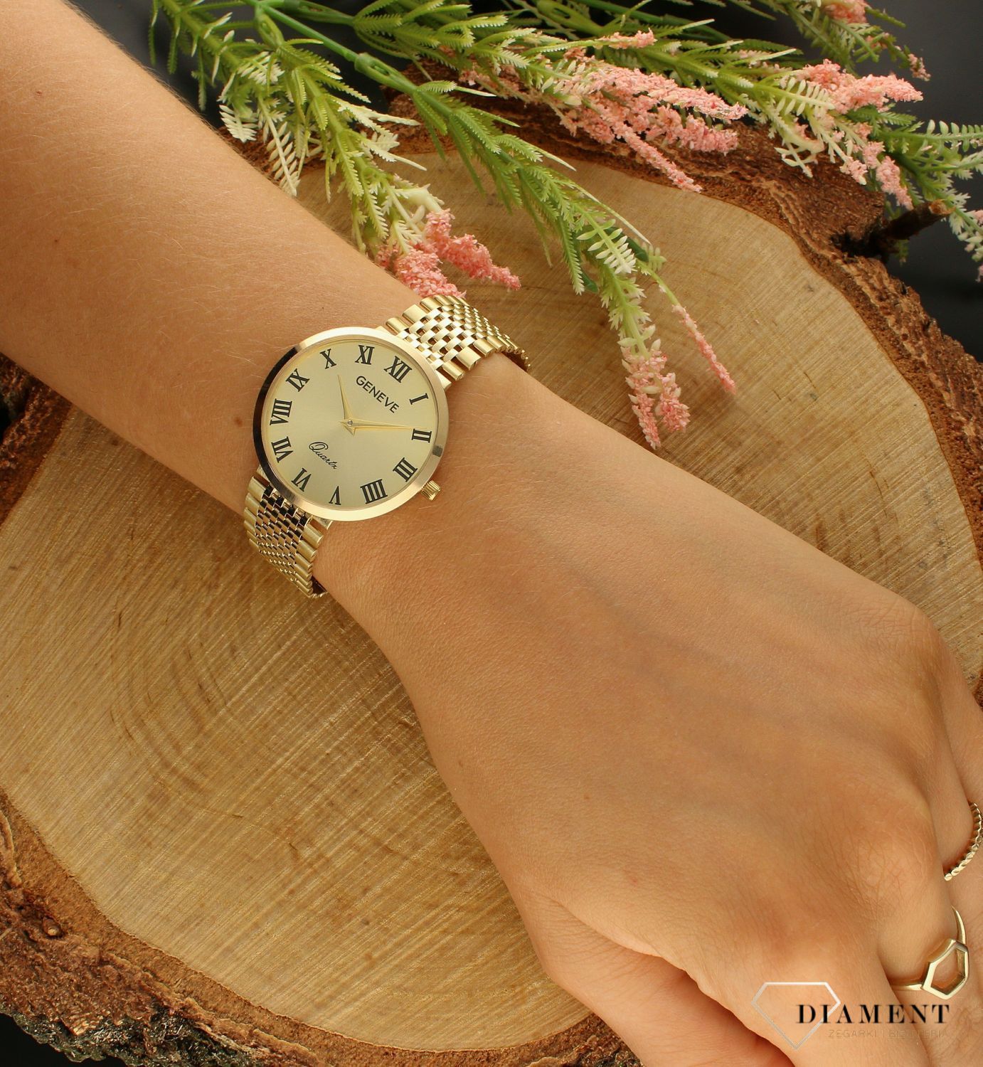 Złoty zegarek 585 damski duży na bransolecie Geneve DIA-ZEG-7825-585. Czytelna tarcza w nieskazitelnym złotym kolorze emanuje subtelnością. Elegancki i kobiecy złoty zegarek świetnie sprawdzi się na prezent dla ukocha (4).jpg