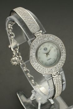 Zegarek srebrny damski wysadzany cyrkoniami DIA-ZEG-9379-925.  Elegancki zegarek ze srebra z cyrkoniami przy kopercie idealnie sprawdzi się jako ekskluzywny dodatek do białych koszul i koktajlowych sukienek. Wysoka jakość sr (4).jpg