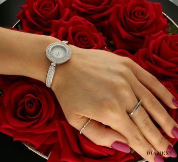 Zegarek srebrny damski wysadzany cyrkoniami DIA-ZEG-9379-925.  Elegancki zegarek ze srebra z cyrkoniami przy kopercie idealnie sprawdzi się jako ekskluzywny dodatek do białych koszul i koktajlowych sukienek. Wysoka jakość sr.jpg