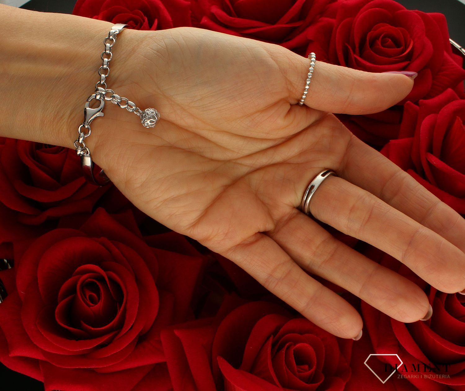 Zegarek srebrny damski wysadzany cyrkoniami DIA-ZEG-9379-925.  Elegancki zegarek ze srebra z cyrkoniami przy kopercie idealnie sprawdzi się jako ekskluzywny dodatek do białych koszul i koktajlowych sukienek. Wysoka jakość sr (4).jpg